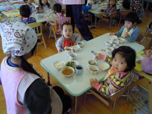 まっくん蒸しを食べる子ども達
