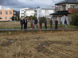 こども館建設予定地の視察行う福祉教育委員