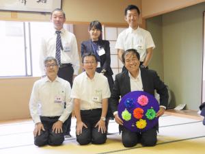 川島小の先生方・南箕輪村教育委員会・養命酒製造（株）吉沢さん