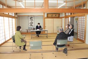 村長と対話をする住民