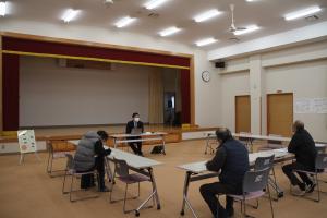 住民と対話をする村長