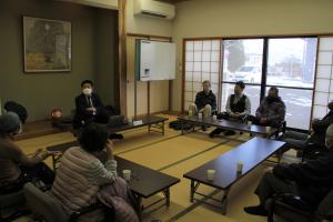 村民と対話をする村長
