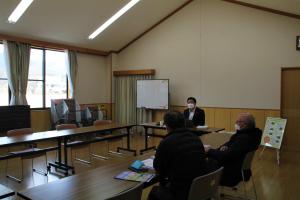 村民と対話をする村長