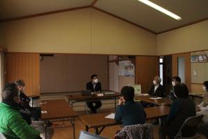 村民と対話をする村長