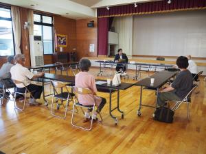 村民と対話をする村長