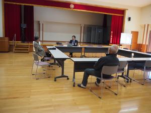 村民と対話をする村長