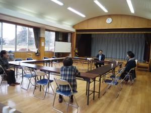 村民と対話をする村長