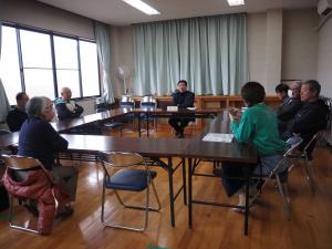 村民と対話をする村長