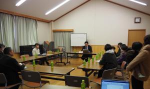 村民と対話をする村長
