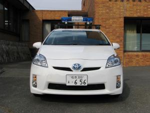 青色回転灯車プリウス