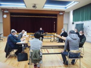 村民と対話をする村長