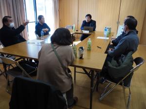 村民と対話をする村長