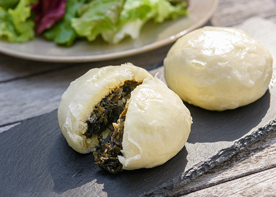 パン・おやき工房では、地元の農産物を贅沢に使った手作りおやきやパンも販売
