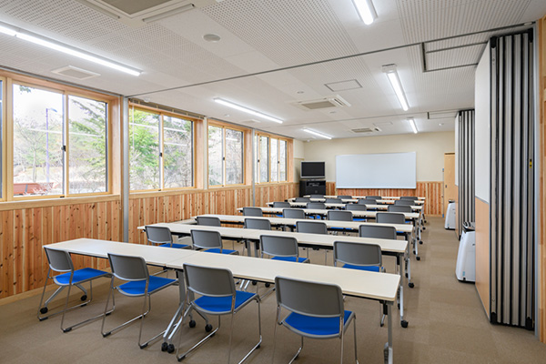 南箕輪村ワーケーション施設「森の学び舎」多目的ホール